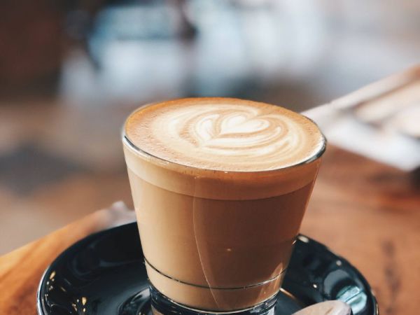 Mit einem Kaffee auf die Kosmetikbehandlung warten